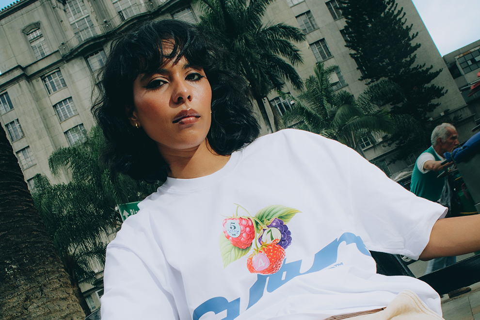 White tee y jeans: el clásico que nunca pasa de moda