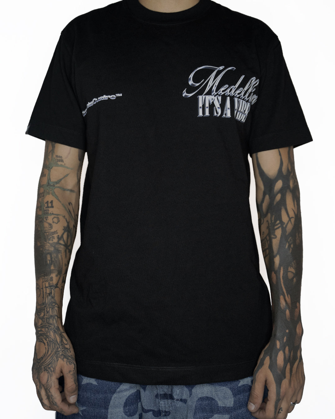 CAMISETA_ITS_A_VIBE_MEDELLIN_frotal.jpg